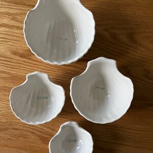 White Shell-Shaped Measuring Cups